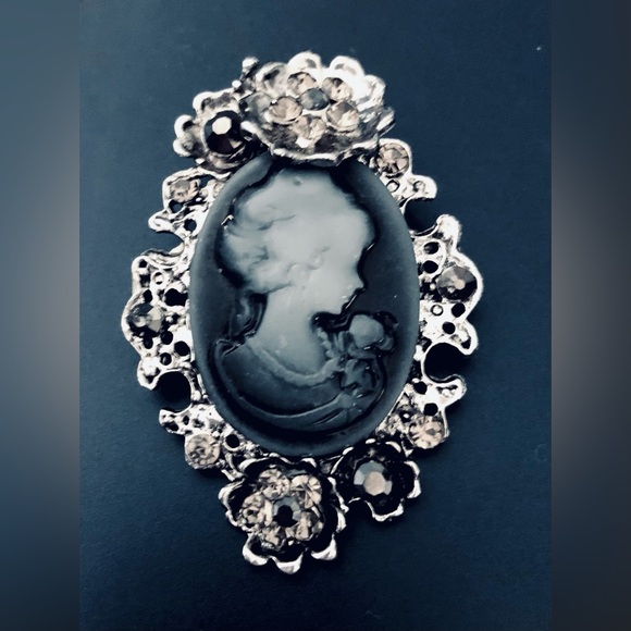 unknown Jewelry - Elegant Black and Silver Cameo Brooch